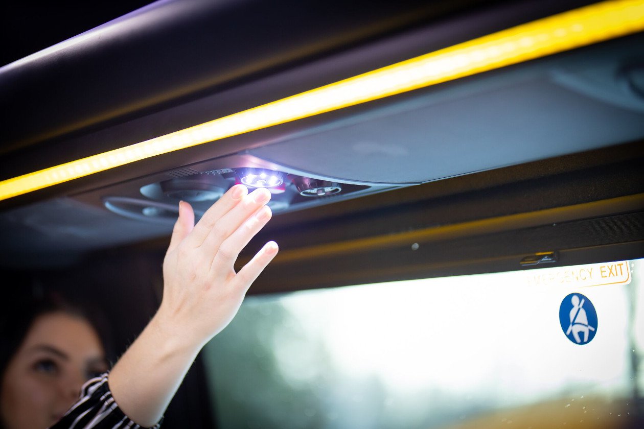 Bussien valaistus on helposti säädettävissä suoraan matkustamosta.