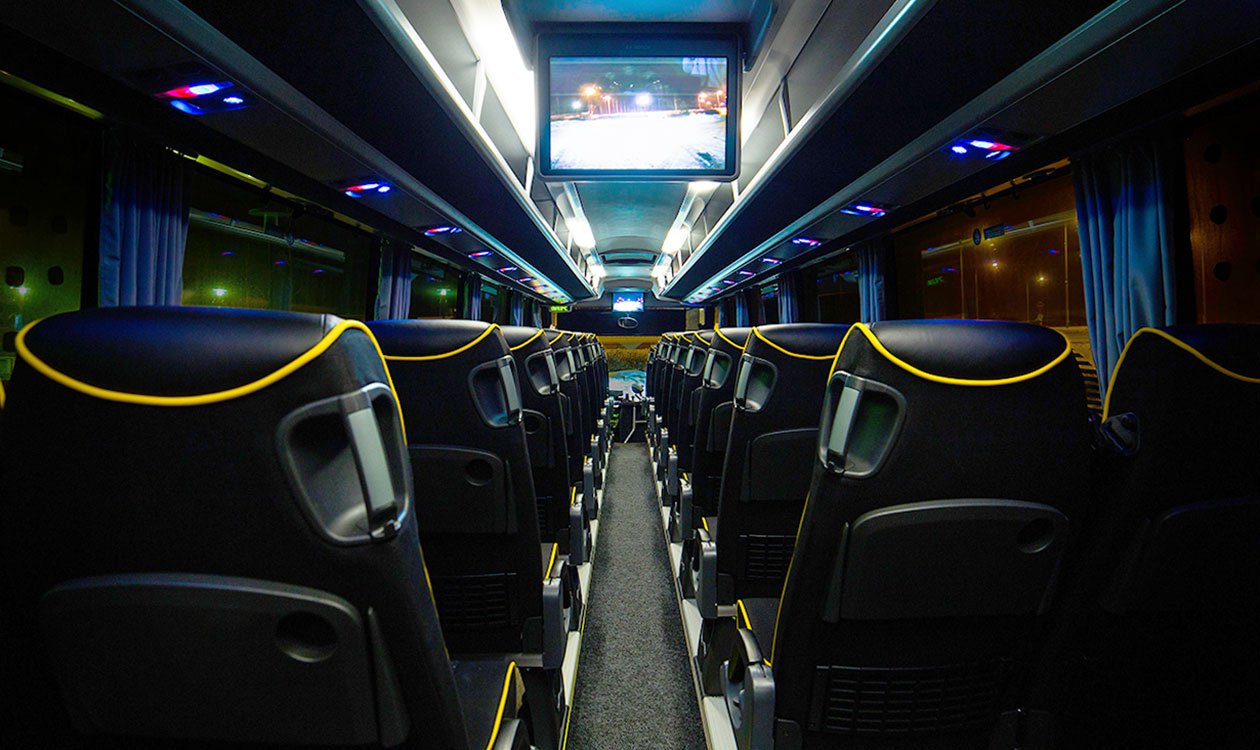 Bussit ovat hyvin varusteltuja ja turvallisia matkustaa.