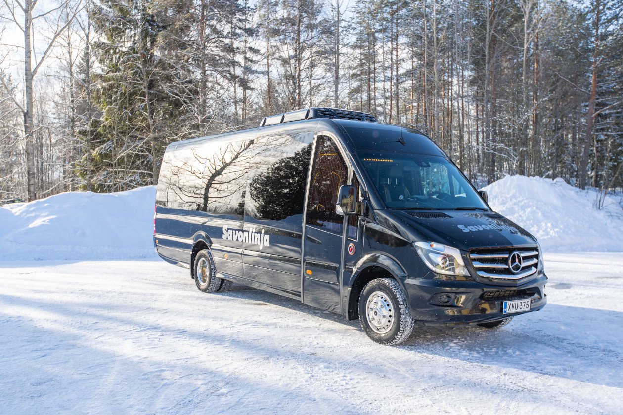 Savonlinjan tyylikäs VIP-bussi talvimaisemassa.