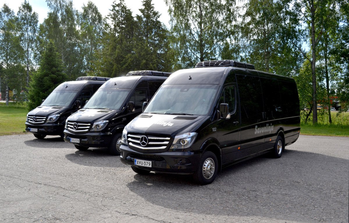 Savonlinjan kolme VIP-bussia kesämaisemassa.