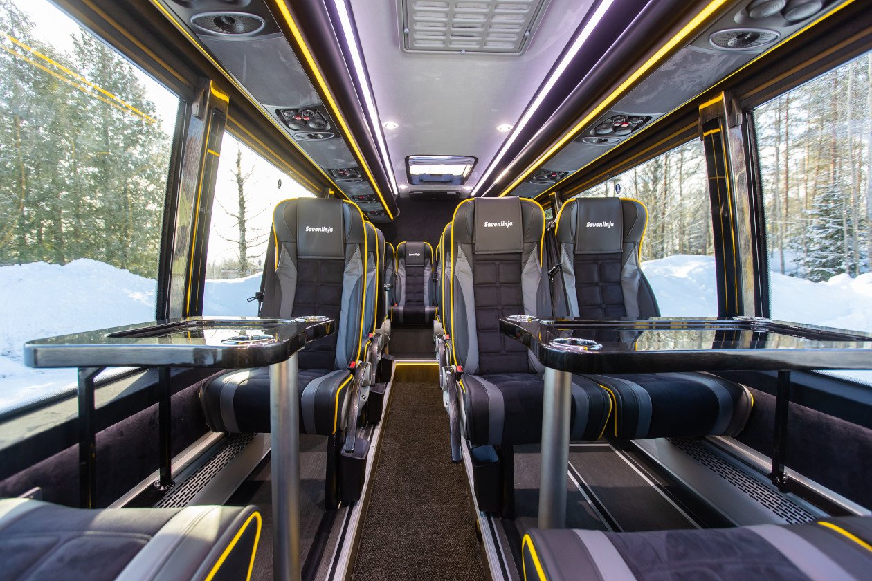 Savonlinjan VIP-bussi on varusteltu nykyaikaisin mukavuuksin. Bussiin kuuluu useat pöytäryhmät ja sivuttain siirrettävät istuimet.
