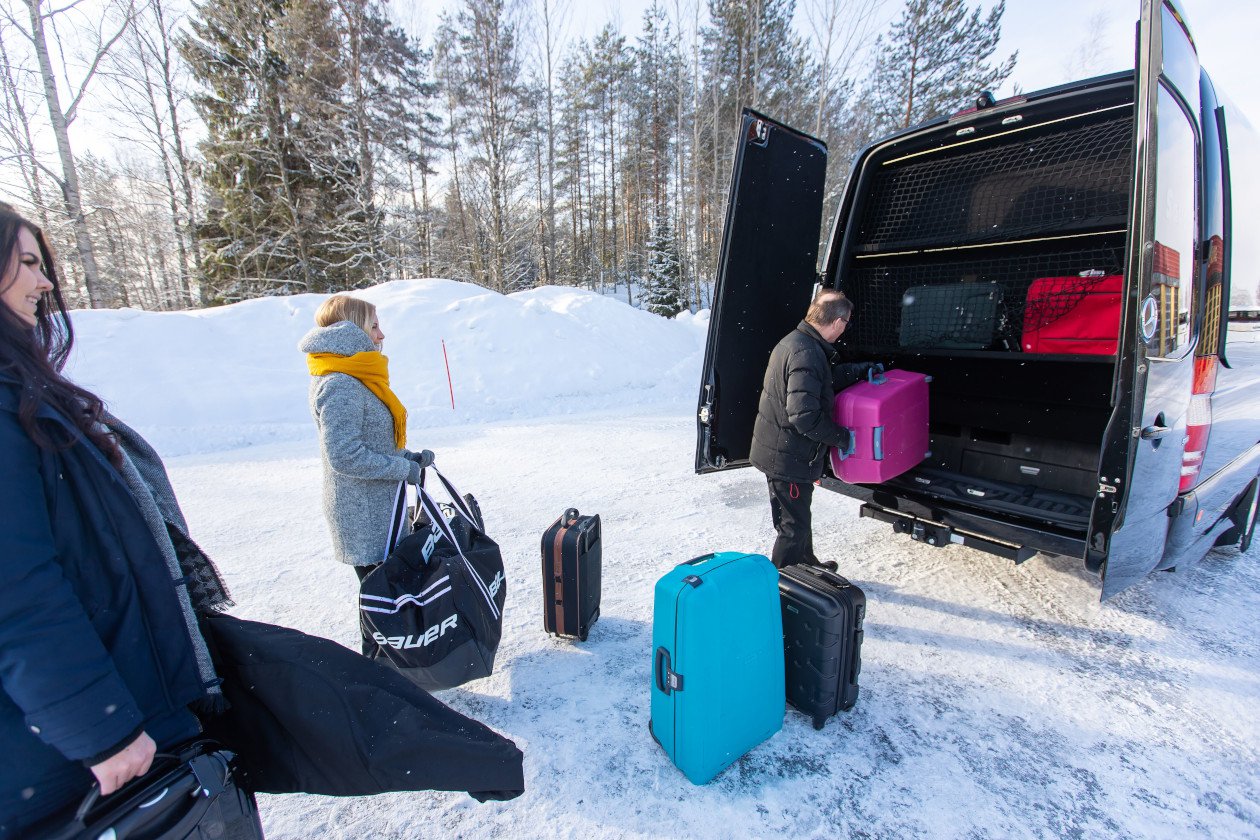VIP-bussien tavaratilassa on reilusti tilaa. Kyytiin mahtuu niin matkalaukut kuin suksetkin.