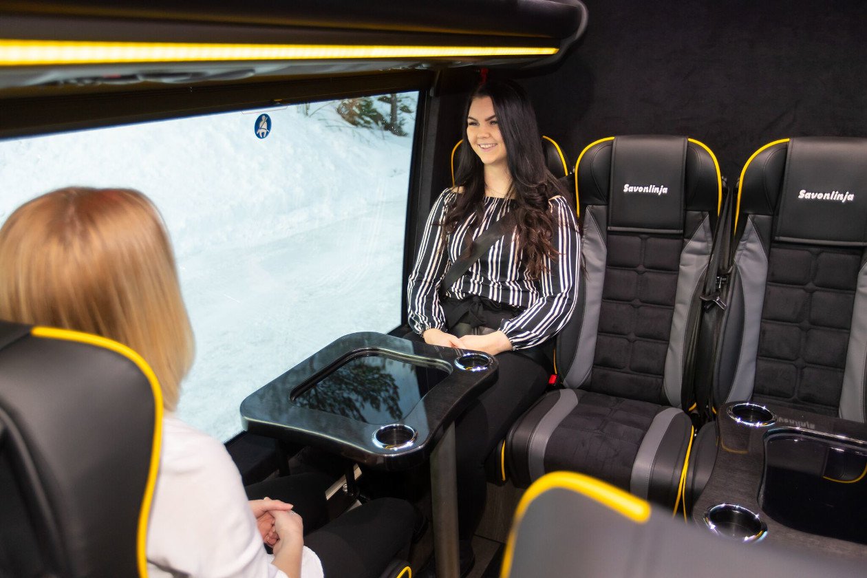 Busseissa on runsaasti istumatilaa.